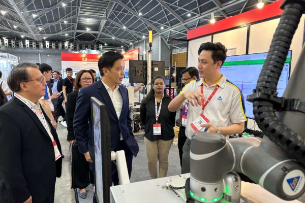 Palletizing solution gaining interest of Minister Alvin Tan